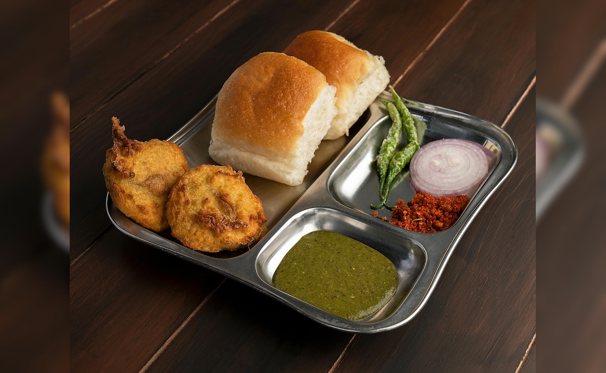 विश्व वड़ा पाव दिवस कब मनाया जाता है? वड़ा पाव सबसे पहले कहां और किसके लिए बनाया गया?