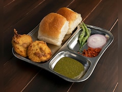 विश्व वड़ा पाव दिवस कब मनाया जाता है? वड़ा पाव सबसे पहले कहां और किसके लिए बनाया गया?