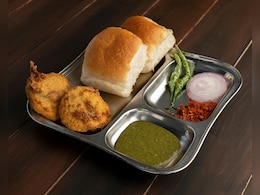 विश्व वड़ा पाव दिवस कब मनाया जाता है? वड़ा पाव सबसे पहले कहां और किसके लिए बनाया गया?