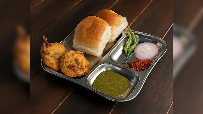 विश्व वड़ा पाव दिवस कब मनाया जाता है? वड़ा पाव सबसे पहले कहां और किसके लिए बनाया गया?