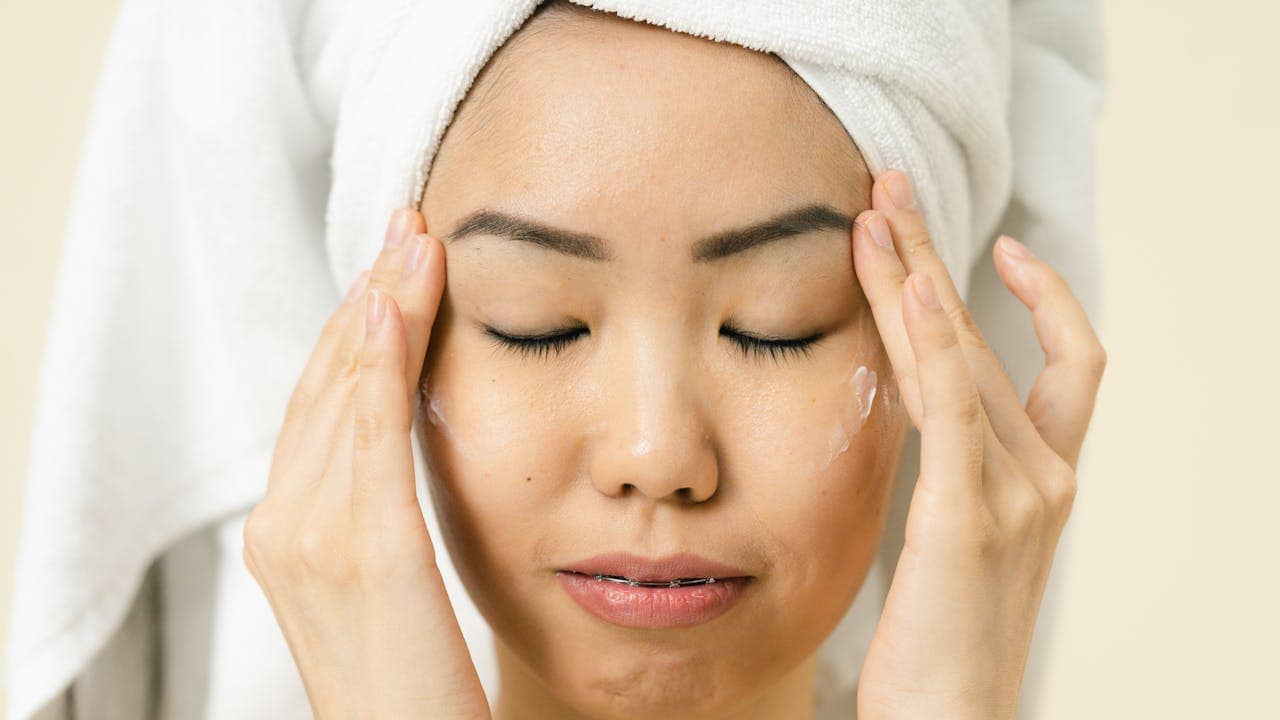 Ayurveda Expert Shares A 21-Day Plan For Naturally Glowing Skin, Recommends This Morning Drink