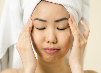 Ayurveda Expert Shares A 21-Day Plan For Naturally Glowing Skin, Recommends This Morning Drink