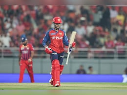 PBKS vs LSG: प्रियांश आर्य ने मचाया कोहराम, 19 गेंदों में ठोका अर्द्धशतक, वैभव के इस रिकॉर्ड की कर ली बराबरी