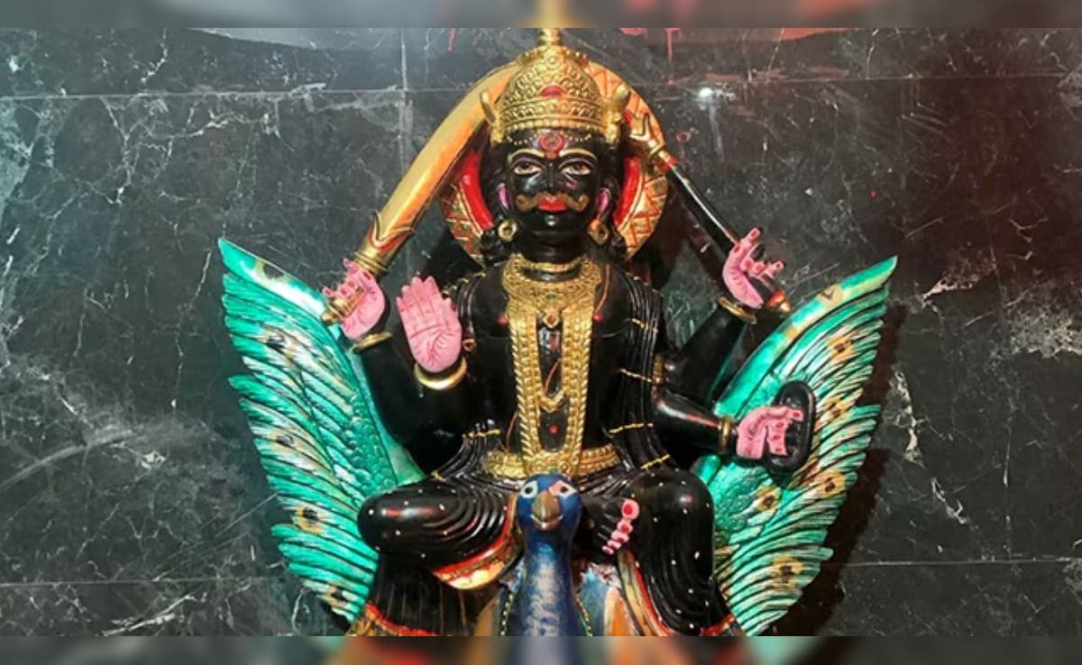 Shani Dev Puja: शनि देव को तेल क्यों चढ़ाते हैं? जानिए पूजा विधि, महत्व और मंत्र