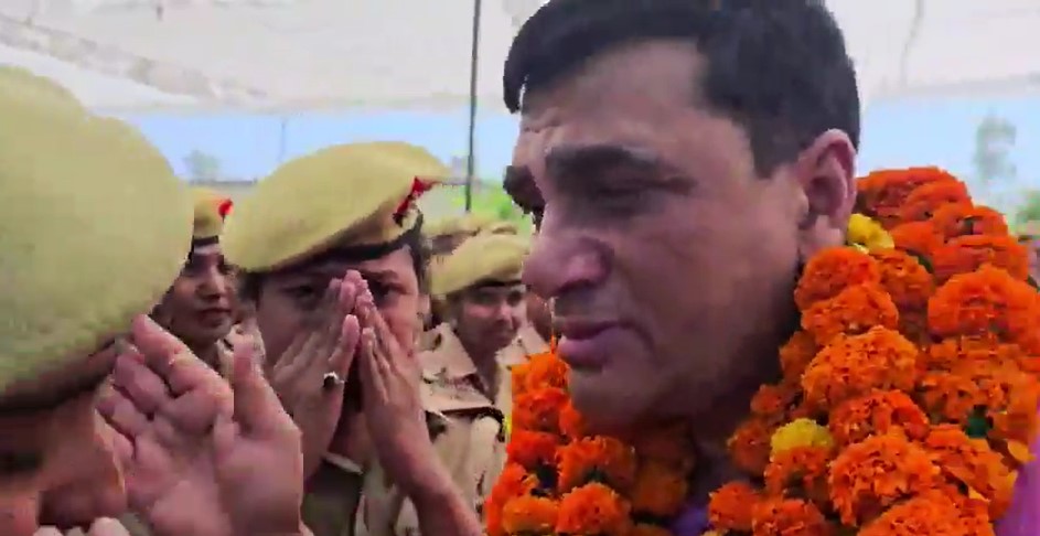 कभी अलविदा न कहना... रामपुर के SP के ट्रांसफर पर फूट-फूटकर रोने लगीं महिला सिपाही, देखें वीडियो