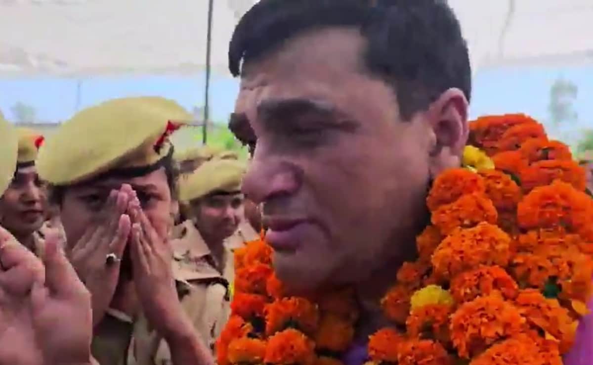 कभी अलविदा न कहना... रामपुर के SP के ट्रांसफर पर फूट-फूटकर रोने लगीं महिला सिपाही, देखें वीडियो