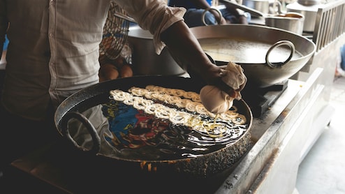Prayagraj Jalebi Vendor Powers Stove With Waste Engine Oil Amid LPG Crisis