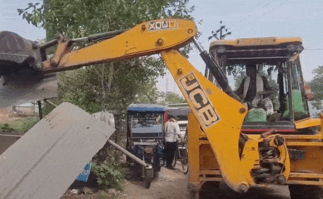 Nalanda Temple Stampede: 8 मौतों के बाद जागा प्रशासन, मघड़ा शीतला मंदिर मार्ग पर चला बुलडोजर, अवैध दुकानों को गिराया