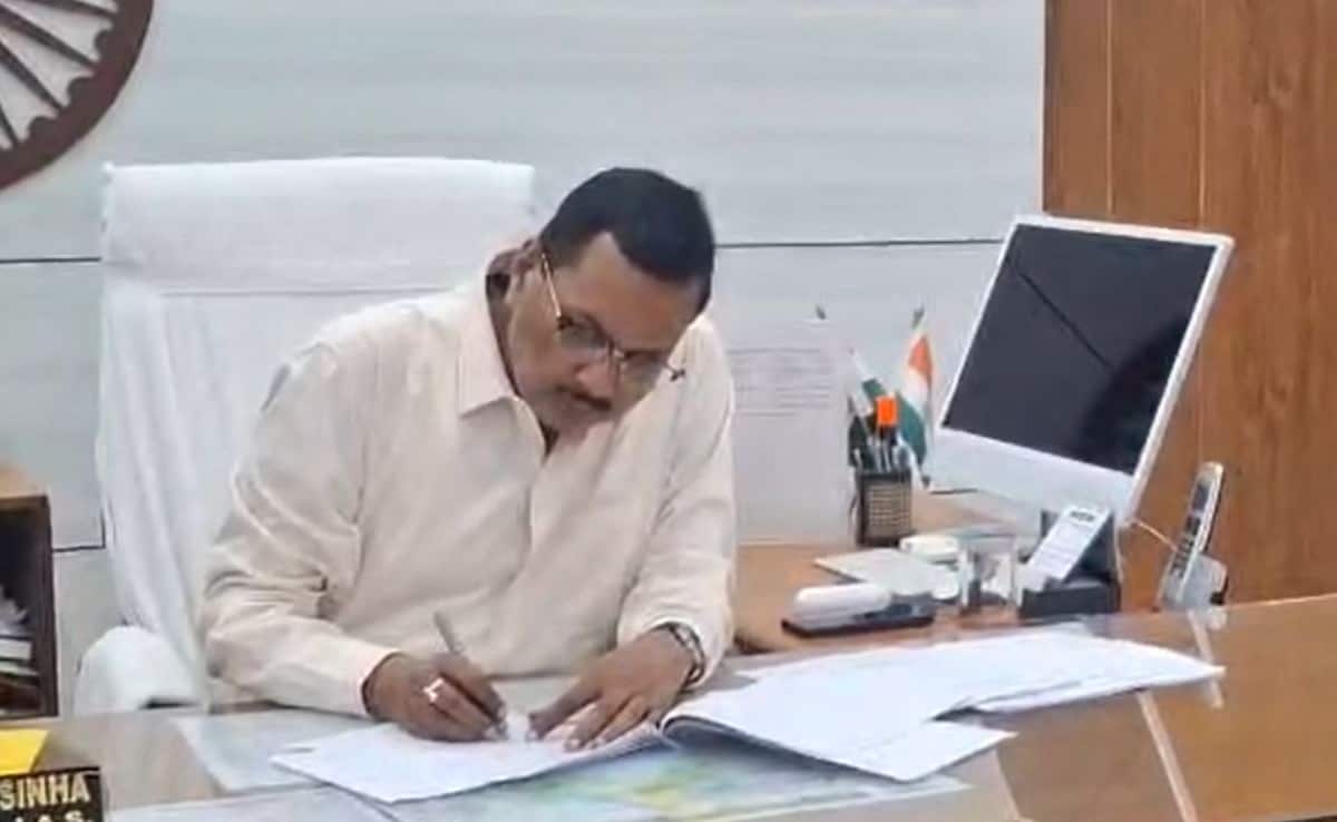 हड़ताल पर गए गोपालगंज के सदर CO पर गिरी राज, सरकार ने लापरवाही पर लिया एक्शन