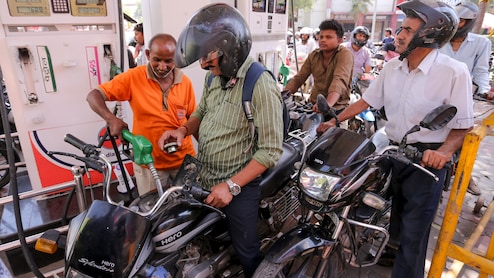 प्रीमियम पेट्रोल और डीजल के दाम बढ़े, अब 160 रुपये प्रति लीटर पहुंचा रेट, आम आदमी की जेब पर सीधा असर