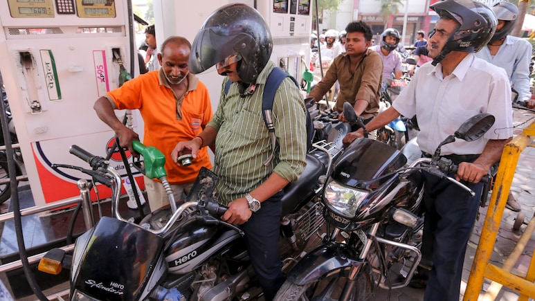 प्रीमियम पेट्रोल और डीजल के दाम बढ़े, अब 160 रुपये प्रति लीटर पहुंचा रेट, आम आदमी की जेब पर सीधा असर