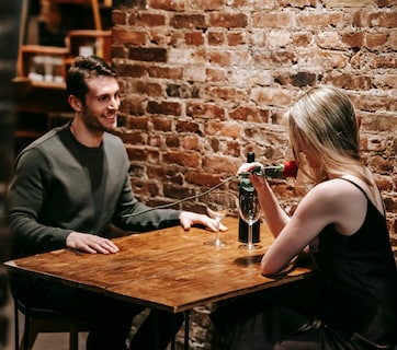 कैसा ये इश्क है...8500 का बिल बनवाकर फुर्र हुई गर्लफ्रेंड, बिल भरते-भरते लड़के के छूटे पसीने