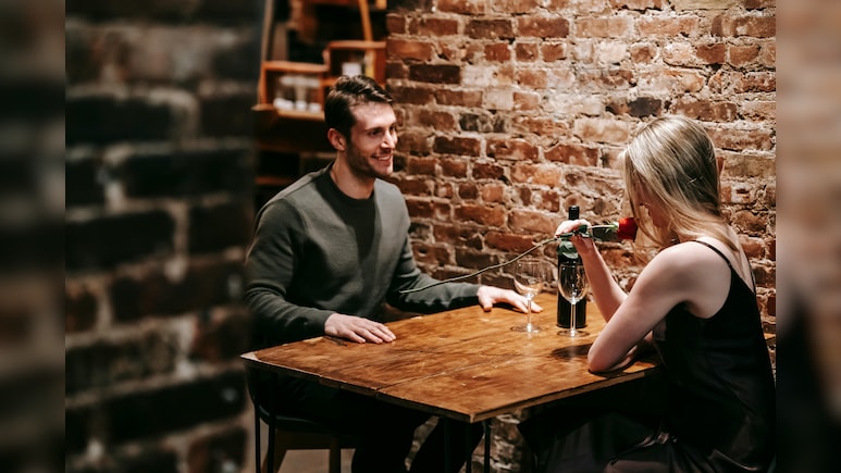 कैसा ये इश्क है...8500 का बिल बनवाकर फुर्र हुई गर्लफ्रेंड, बिल भरते-भरते लड़के के छूटे पसीने