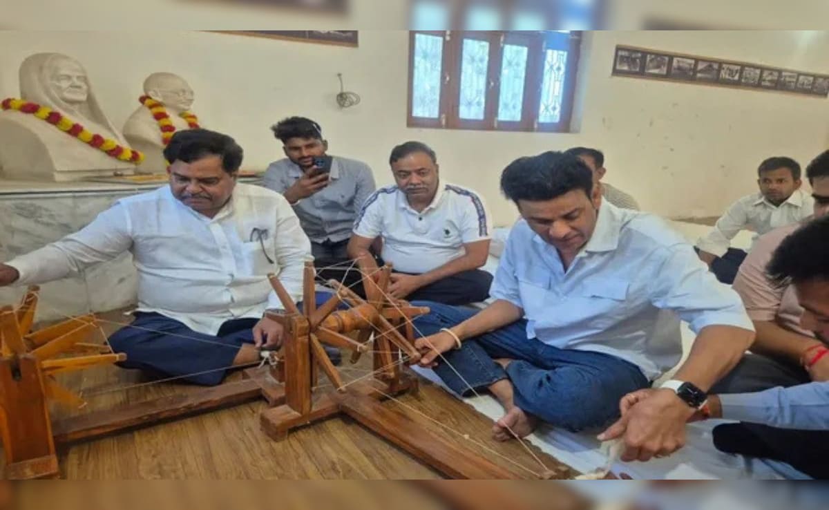 वीडियो: एक्‍टर मनोज बाजपेयी ब‍िहार में आपने गांव पहुंचे, गांधीजी का चलाया चरखा और काता सूत