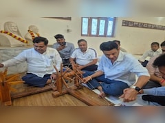 वीडियो: एक्‍टर मनोज बाजपेयी ब‍िहार में आपने गांव पहुंचे, गांधीजी का चलाया चरखा और काता सूत