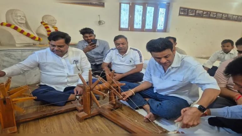 वीडियो: एक्&zwj;टर मनोज बाजपेयी ब&zwj;िहार में आपने गांव पहुंचे, गांधीजी का चलाया चरखा और काता सूत