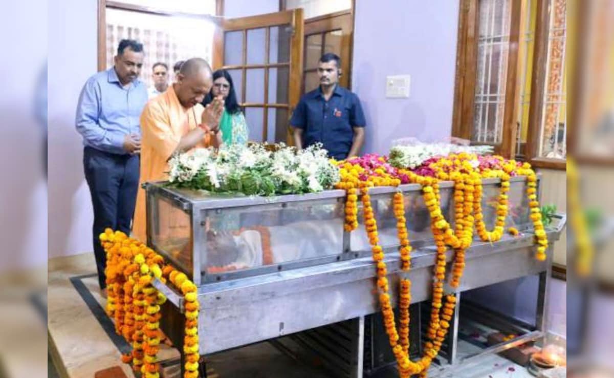 एडीजी अमिताभ यश के आवास पहुंचे CM योगी, दिवंगत पिता राम यश सिंह को दी श्रद्धांजलि