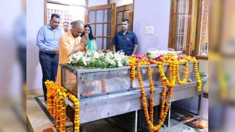 एडीजी अमिताभ यश के आवास पहुंचे CM योगी, दिवंगत पिता राम यश सिंह को दी श्रद्धांजलि