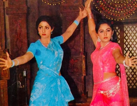 सिल्वर स्क्रीन पर बनी बहनें, पर असल जिंदगी में जानी दुश्मन थी ये दो सुपरस्टार, एक ने छोड़ी दुनिया एक की उम्र आज 63 साल