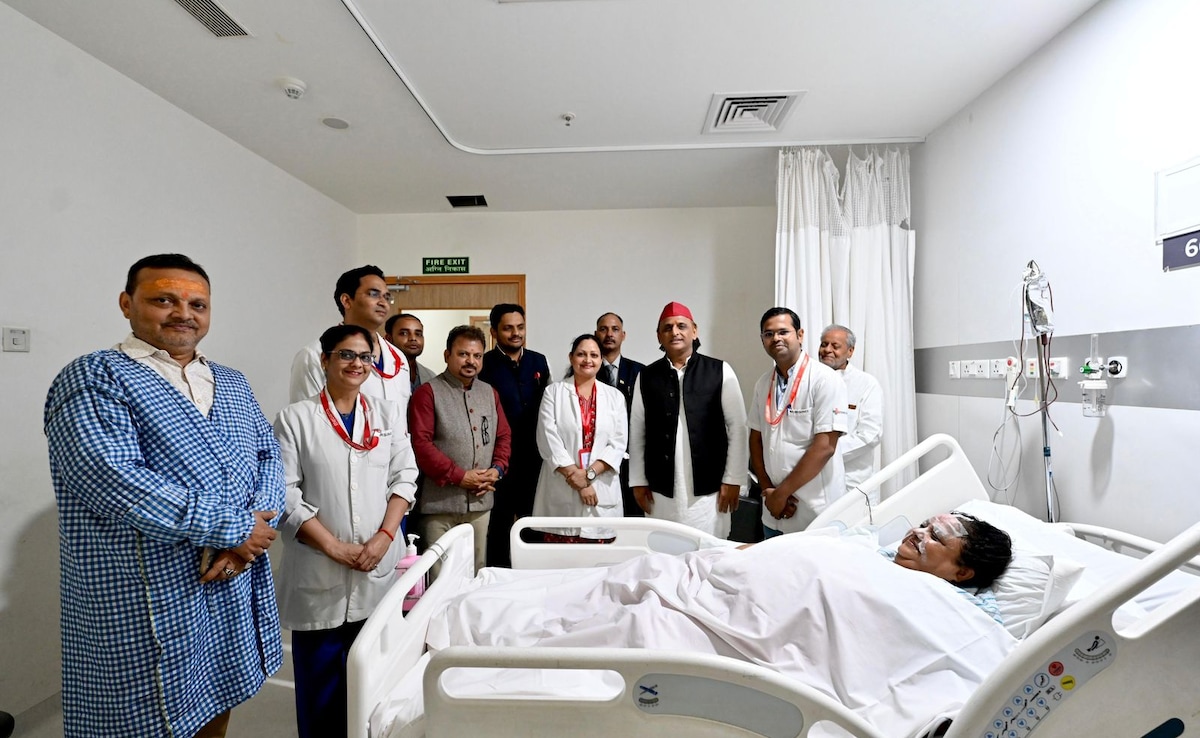 सपा अध्यक्ष अखिलेश यादव ने मेदांता पहुंचकर पूर्व मंत्री और बीजेपी विधायक अनुपमा जायसवाल के स्वास्थ्य की जानकारी ली.