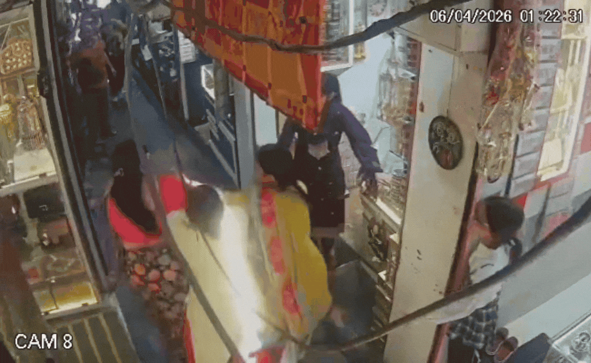 VIDEO: तू-तू, मैं-मैं के बाद दंबग महिलाओं ने बुजुर्ग अम्मा से की बदसलूकी, CCTV वीडियो हो रहा वायरल &nbsp;