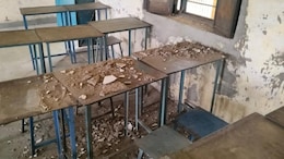 बांसवाड़ाः स्कूल में चल रही थी क्लास, अचानक छत से बच्चों के ऊपर गिर गया प्लास्टर, 4 छात्राएं चोटिल