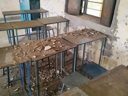 बांसवाड़ाः स्कूल में चल रही थी क्लास, अचानक छत से बच्चों के ऊपर गिर गया प्लास्टर, 4 छात्राएं चोटिल