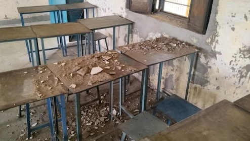 बांसवाड़ाः स्कूल में चल रही थी क्लास, अचानक छत से बच्चों के ऊपर गिर गया प्लास्टर, 4 छात्राएं चोटिल