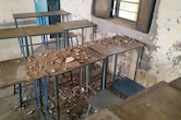 स्कूल में चल रही थी क्लास, अचानक छत से बच्चों के ऊपर गिर गया प्लास्टर, 4 छात्राएं चोटिल