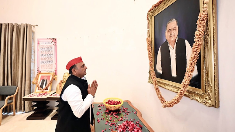 परिवारवाद से व्यक्तिवाद की तरफ सपा, क्यों मुलायम से अलग दिखता है अखिलेश का पार्टी चलाने का तरीका