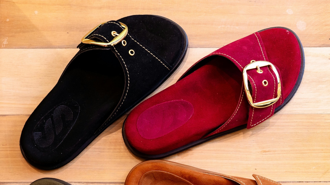 PVC vs leatherette flats which is a better choice in summer PVC vs leatherette flats which is a better choice in summer
