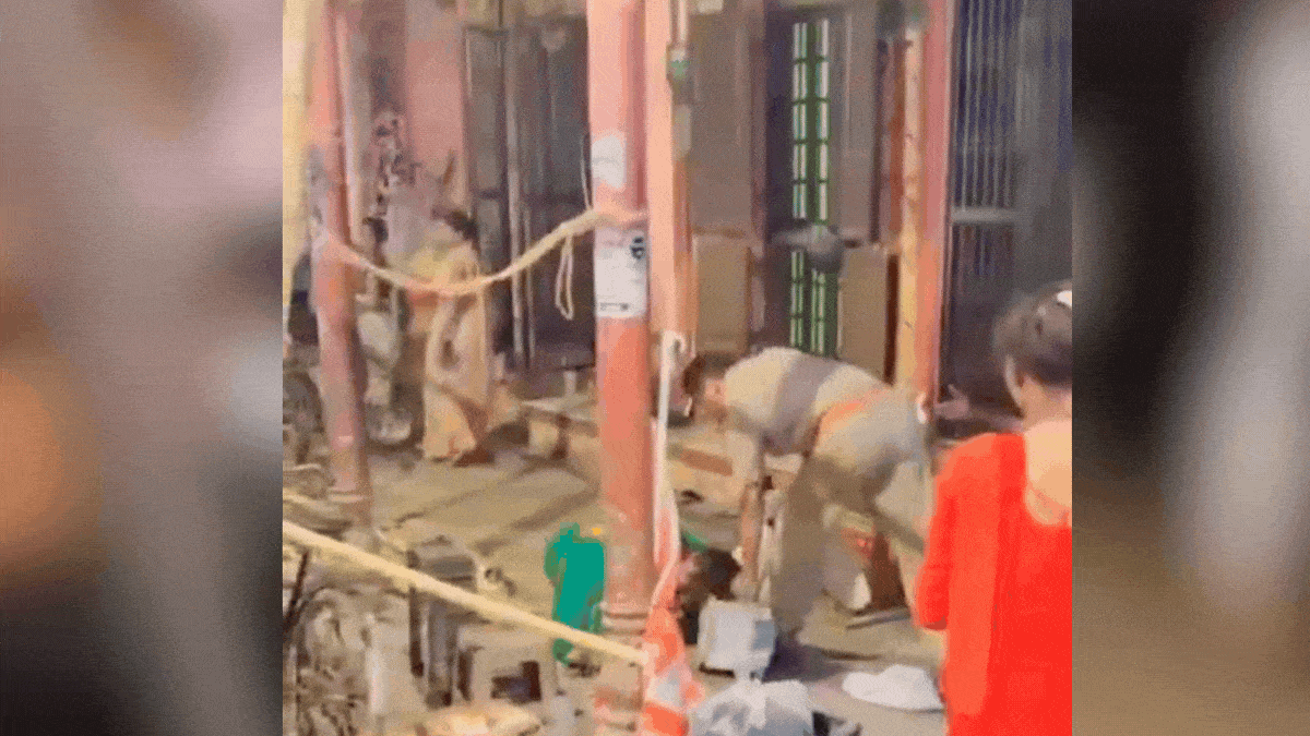 बाल पकड़कर गिराया और डंडे से गला दबाया... काशी विश्वनाथ मंदिर परिसर में दरोगा की करतूत, वीडियो सामने आया