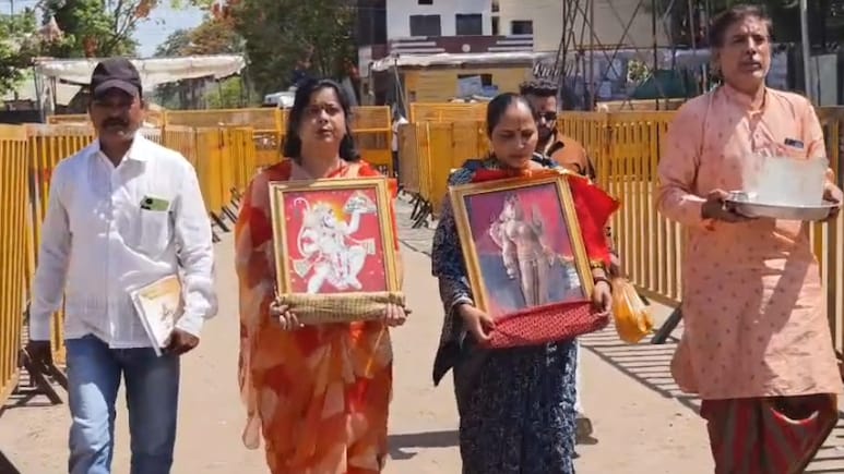भोजशाला में मां सरस्वती और हनुमान जी की फोटो लेकर पहुंचे लोगों को पुलिस ने रोका, फिर लौटाया; जानिए पूरा मामला