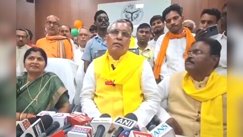 राजभर की जुबान फिसली, बोले- 'PDA आ रहा है', अखिलेश ने चुटकी लेते हुए कहा- मन का सच बाहर आ गया