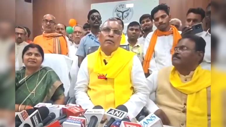 राजभर की जुबान फिसली, बोले- 'PDA आ रहा है', अखिलेश ने चुटकी लेते हुए कहा- मन का सच बाहर आ गया