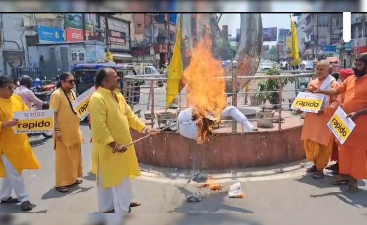 हरिद्वार में नॉनवेज डिलीवरी विवाद: संतों का विरोध तेज, रैपिडो का पुतला फूंका
