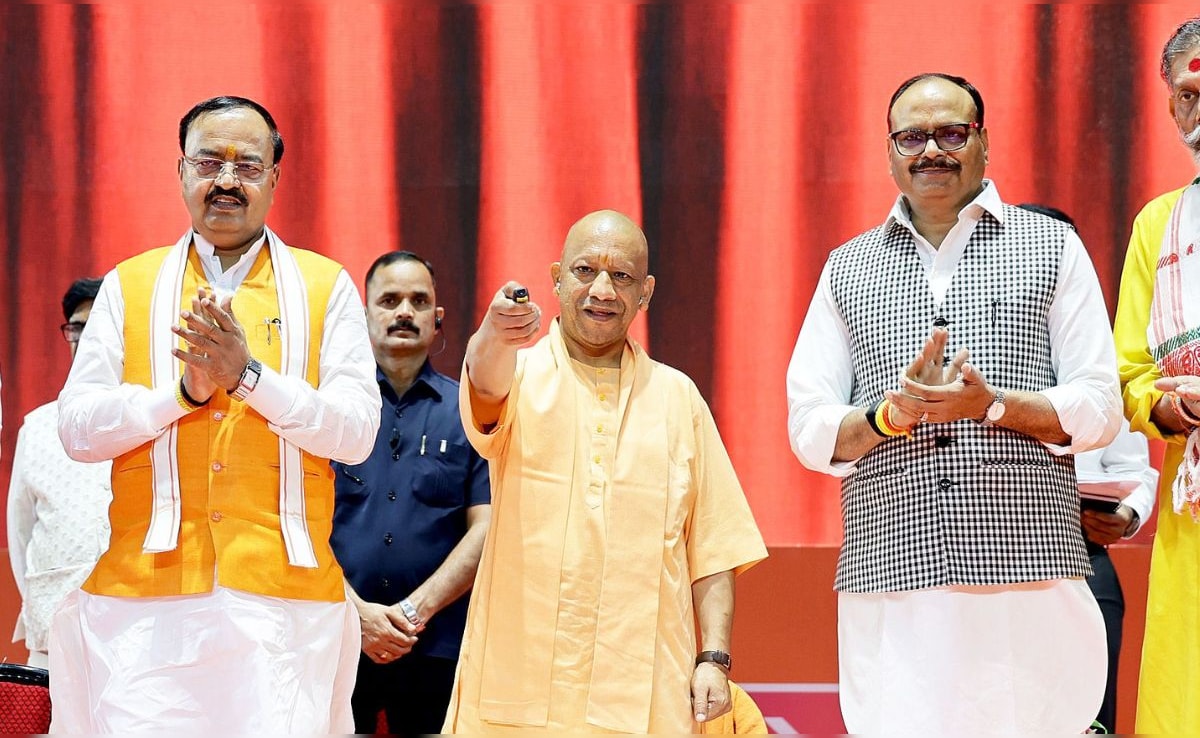 पश्चिम बंगाल के बाद UP में बिछ रही चुनावी बिसात, BJP ने कर दी मुहिम की शुरुआत