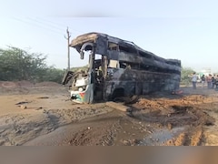 गुजरात के राजकोट-चोटिला हाईवे पर भीषण हादसा: बस और टैंकर की टक्कर के बाद लगी आग, 4 लोग जिंदा जले, 10 झुलसे