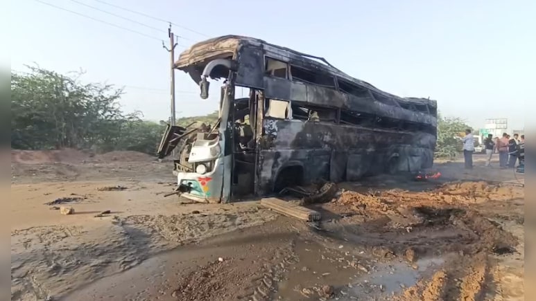 गुजरात के राजकोट-चोटिला हाईवे पर भीषण हादसा: बस और टैंकर की टक्कर के बाद लगी आग, 4 लोग जिंदा जले, 10 झुलसे