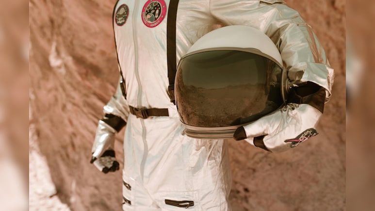 चांद से क्&zwj;या छिपाकर घर ले आए थे Neil Armstrong, मौत के बाद हुआ था खुलासा