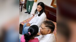 पुष्पा 2 भगदड़ में घायल हुए बच्चे के परिवार से मिली अल्लू अर्जुन की पत्नी स्नेहा और उनके पिता अल्लू अरविंद, बच्चे के नाम की 2 करोड़ की FD