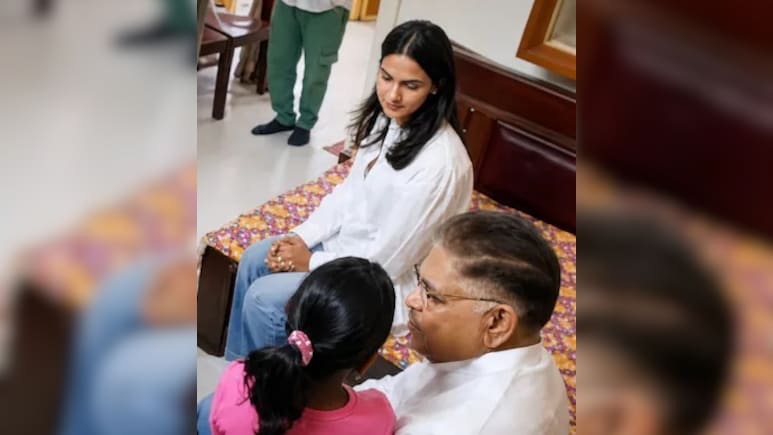 पुष्पा 2 भगदड़ में घायल हुए बच्चे के परिवार से मिली अल्लू अर्जुन की पत्नी स्नेहा और उनके पिता अल्लू अरविंद, बच्चे के नाम की 2 करोड़ की FD
