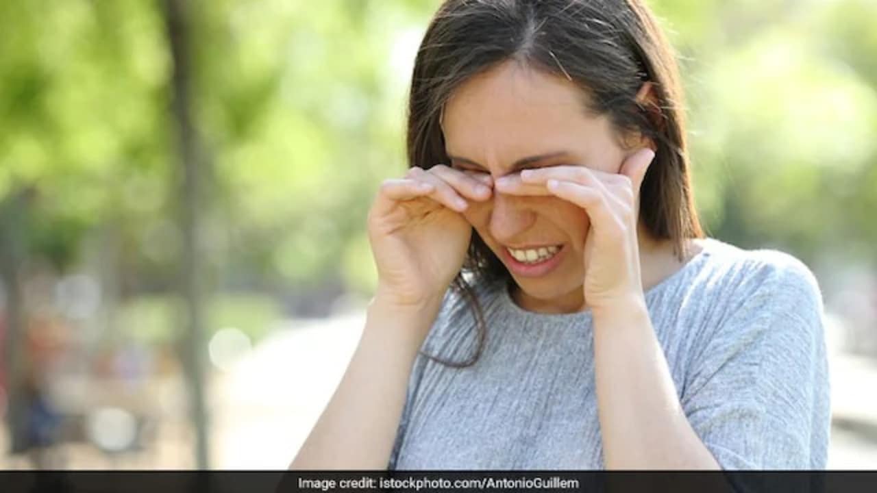आंखों से धुंधला दिखने लगा है? शरीर में इस विटामिन की कमी से आंखों की रोशनी होती है कम