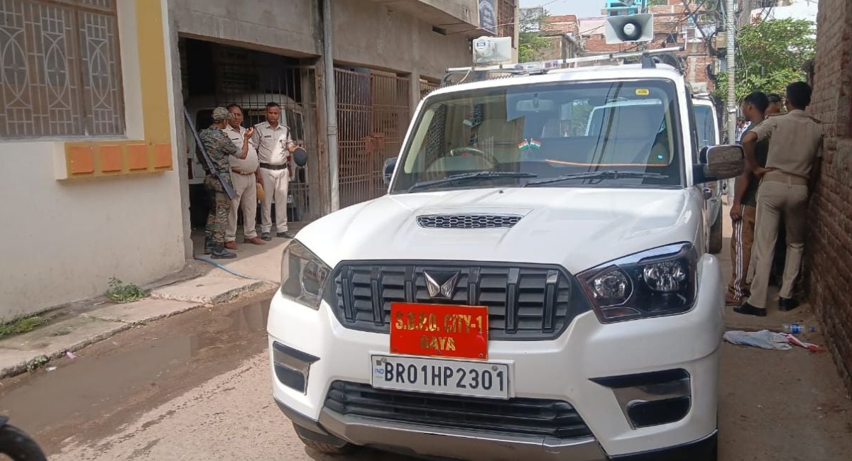 पूर्व सांसद के घर पर छापा. 