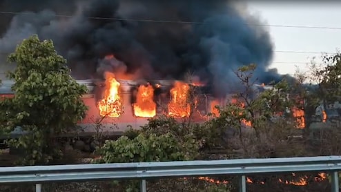 Massive Fire On Delhi-Bound Rajdhani Express In Madhya Pradesh's Ratlam, Passengers Rescued