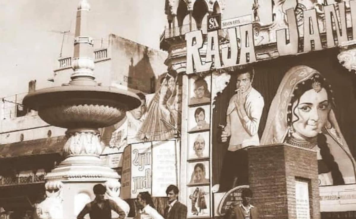 धर्मेंद्र-हेमा मालिनी की 54 साल पुरानी फिल्म की फोटो वायरल, चांदनी चौक के बीचोंबीच लगा था राजा जानी का होर्डिंग