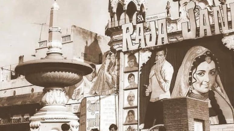 धर्मेंद्र-हेमा मालिनी की 54 साल पुरानी फिल्म की फोटो वायरल, चांदनी चौक के बीचोंबीच लगा था राजा जानी का होर्डिंग