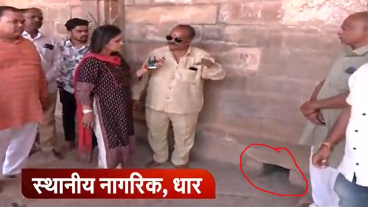 मंदिर परिसर में बना गोमुख.
