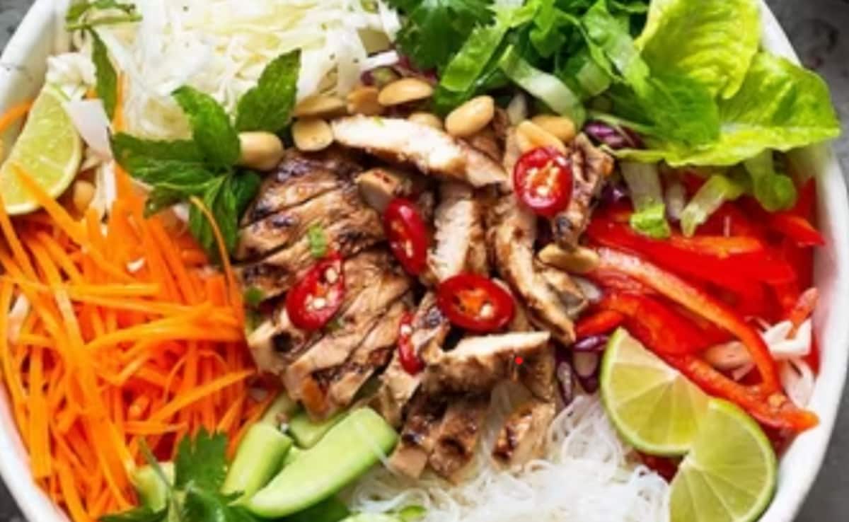 Rice Noodle Salad With Chicken Recipe: हार्ट सर्जन डॉ. जेरेमी लंदन ने शेयर की हेल्दी डिनर रेसिपी, प्रोटीन और फाइबर से है भरपूर
