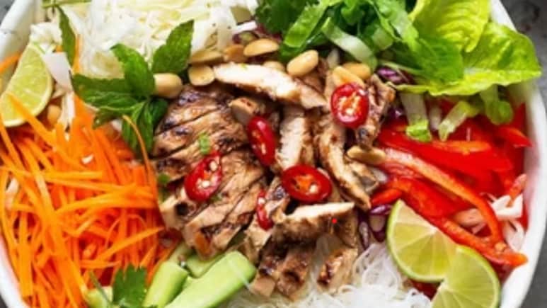 Rice Noodle Salad With Chicken Recipe: हार्ट सर्जन डॉ. जेरेमी लंदन ने शेयर की हेल्दी डिनर रेसिपी, प्रोटीन और फाइबर से है भरपूर